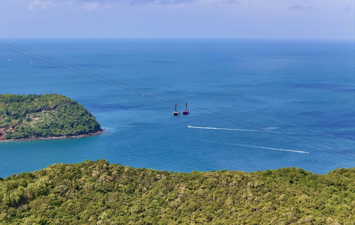 Pulau-pulau hijau di tengah lautan luas menciptakan lanskap yang khas di perairan bagian selatan Phu Quoc.