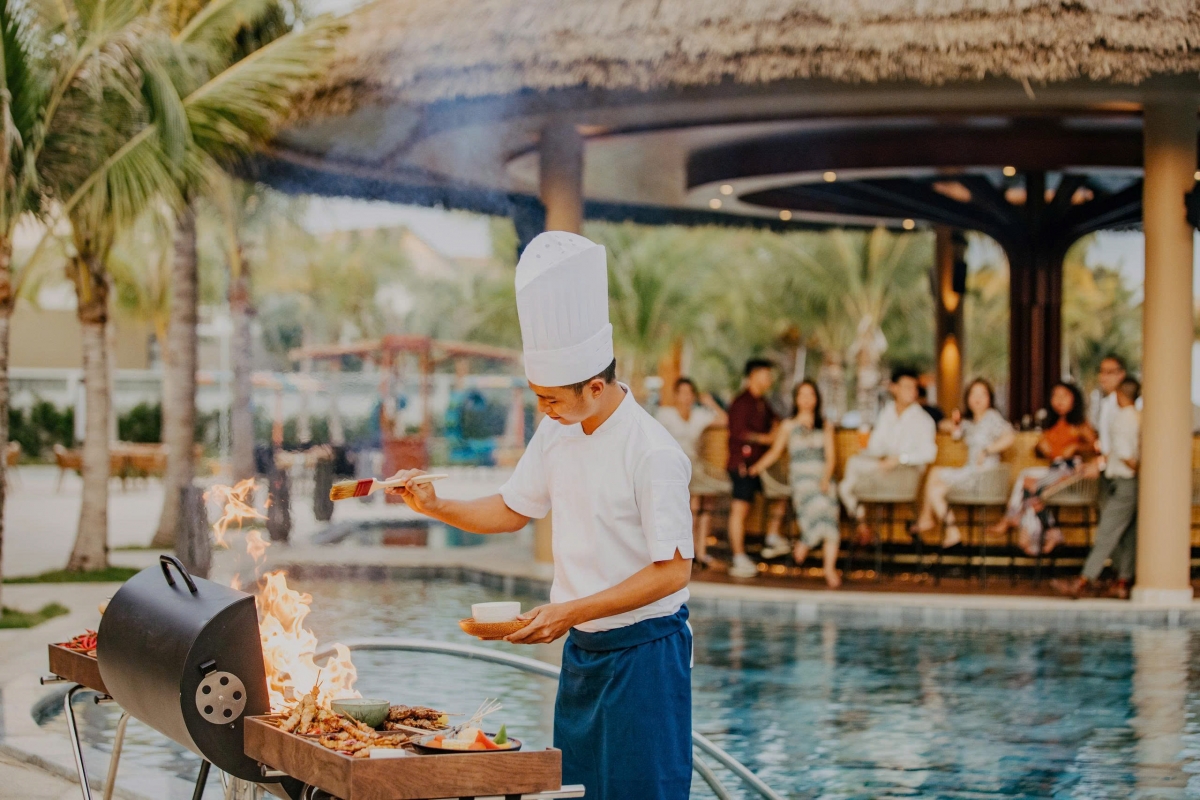 Selain lanskap alamnya, Phu Quoc menawarkan pengalaman kuliner yang beragam, mulai dari hidangan lokal hingga teknik memasak dan penyajian modern.