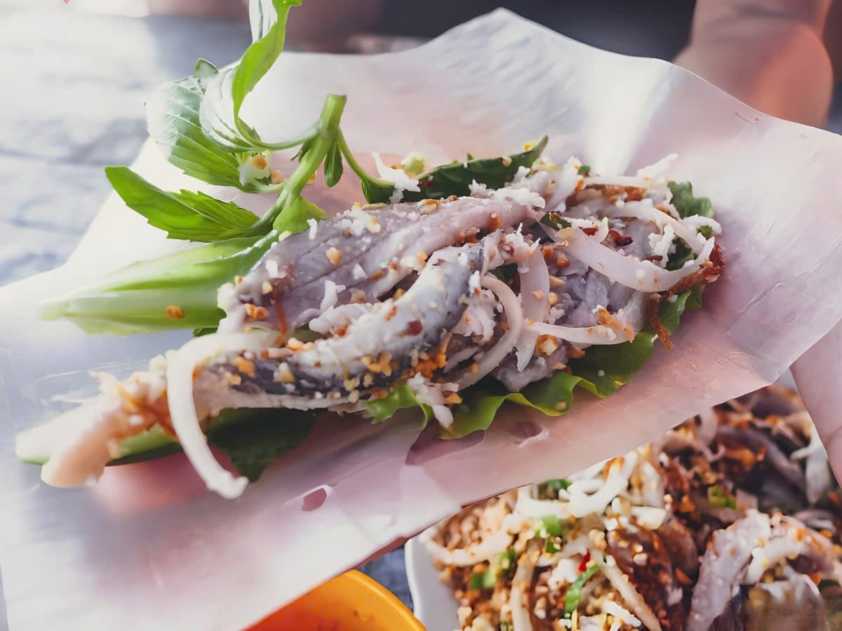 Salad ikan Sardinella, hidangan lokal yang sangat lezat.