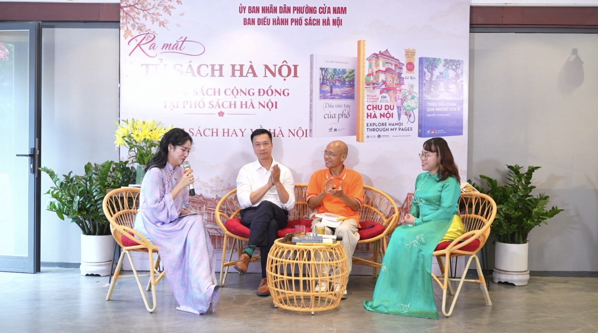 Table ronde «Sách hay về Hà Nội» (Beaux livres sur Hanoï). De gauche à droite: la présentatrice Thanh Mai, l’écrivain et peintre Nguyên Truong Quy, Nguyên Manh Hung, président de Thai Hà Books, et Trinh Ngoc Trâm. Photo: Comité d'organisation