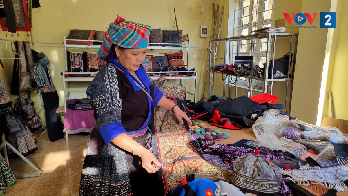 A Mong tailor in Lao Cai province makes traditional clothing. (Photo: Dinh Chau/VOV2)