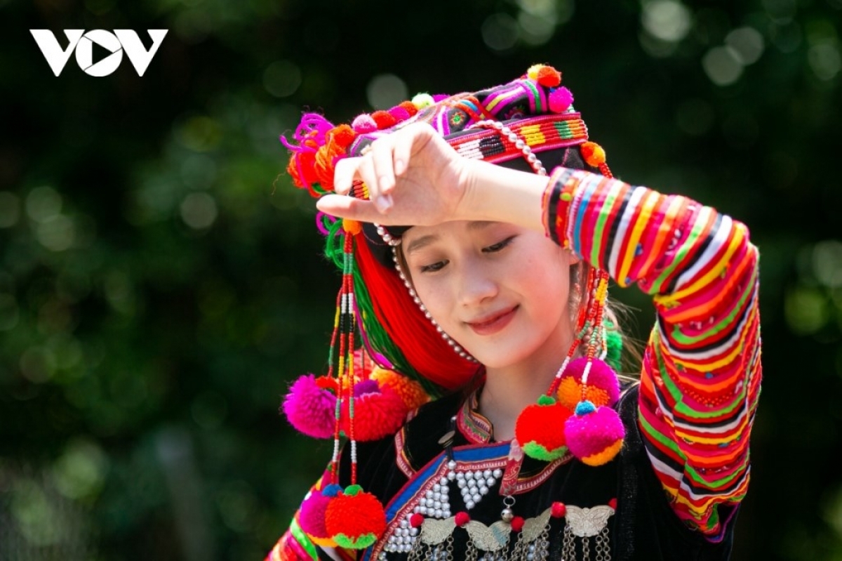 A Ha Nhi girl in her ethnic group’s traditional costume (Photo: Dinh Chau/VOV2)