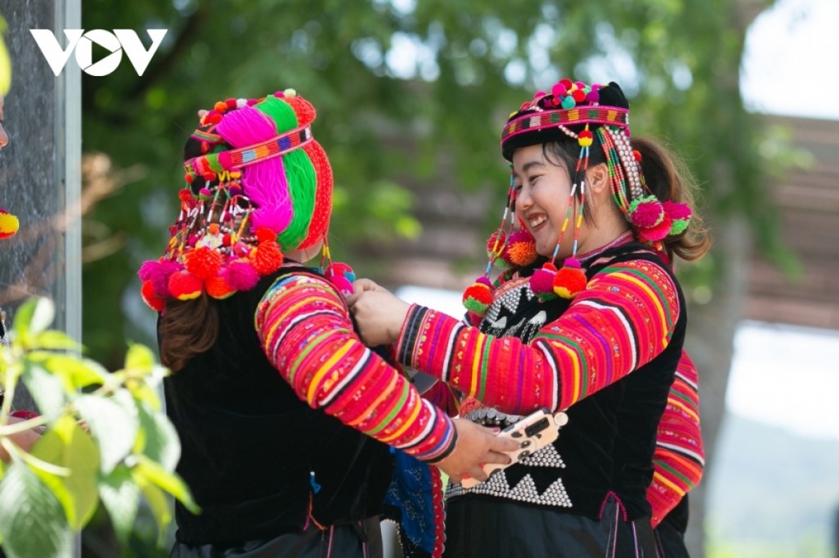 Two women wearing traditional Ha Nhi costumes (Photo: Dinh Chau/VOV2)