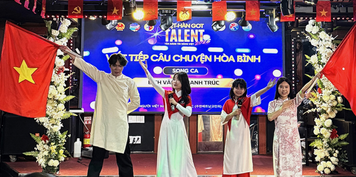 Thí sinh Bích Vân và Thanh Trúc trong tiết mục song ca “Viết tiếp câu chuyện hòa bình”.