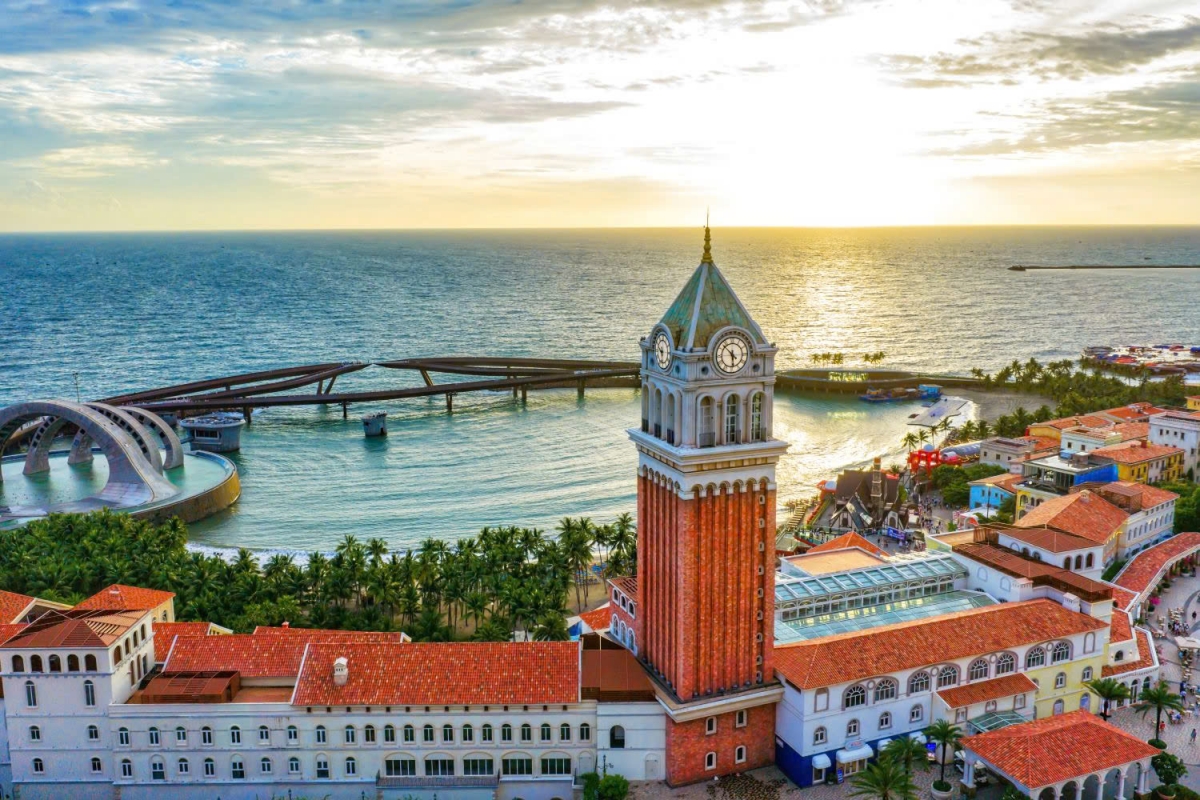 Inspiriert von mediterraner Architektur, besticht die „Sunset Town“ durch rote Ziegeldächer, einen Uhrenturm und eine weitläufige Kulisse mit Blick auf den Ozean.