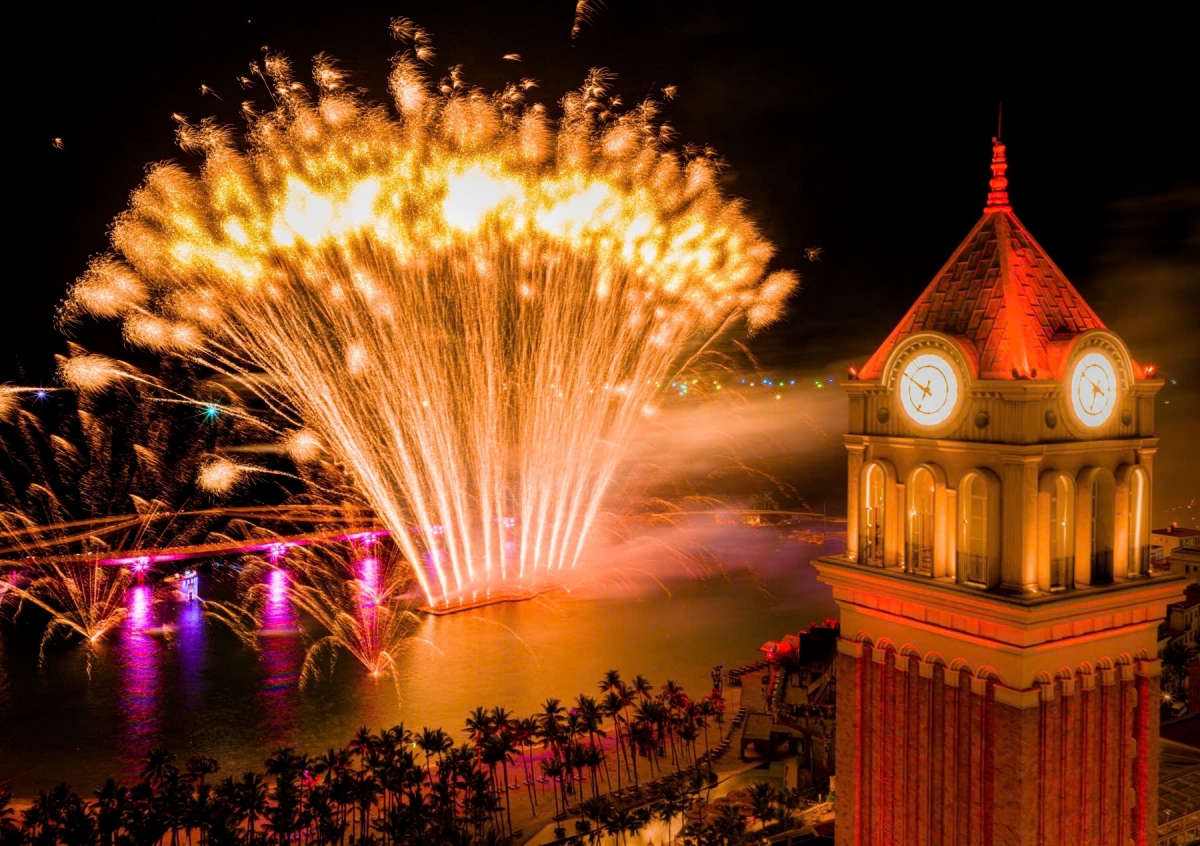 Strahlende Feuerwerke am Himmel über der Sunset Town runden einen erlebnisreichen Entdeckungstag ab und verleihen Phu Quoc bei Nacht ein lebendiges, stimmungsvolles Gesicht.