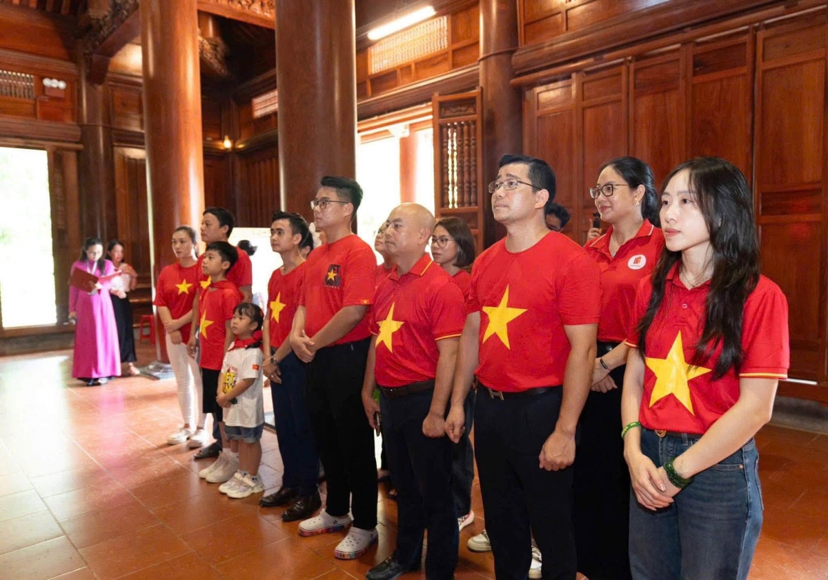 "Chúng tôi - những người sống xa quê hương hiểu rằng mình luôn luôn có một quê hương Việt Nam, để hướng về" - (Phạm Đình Thương) -  Ảnh nvcc
