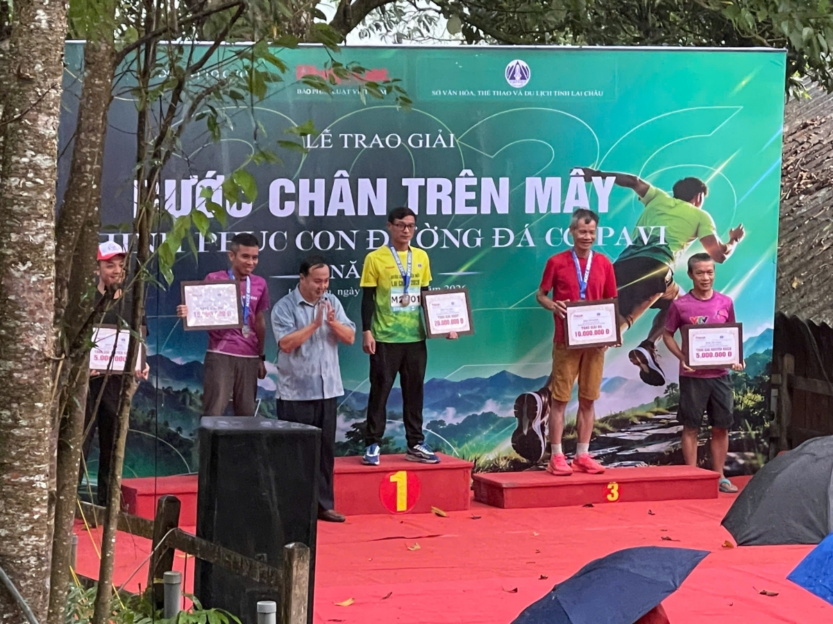 Trao giải cho các vận động viên nhà báo xuất sắc đường chạy 22km.