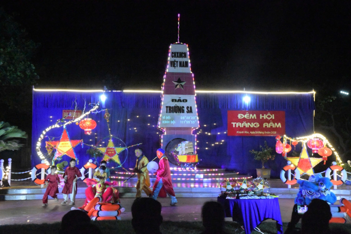 The teachers and military personnel stationed in Truong Sa archipelago co-organize the Mid-Autumn Festival. (Photo: Nguyen Ha Phuong/ VOV)