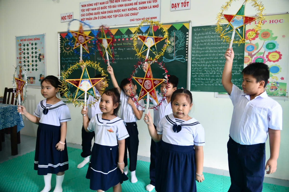 The children in Truong Sa practice singing for the Mid-Autumn Festival. (Photo: Nguyen Ha Phuong/ VOV)