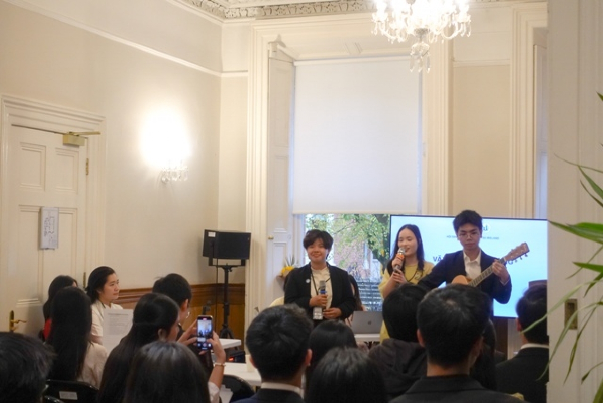 Các đại biểu thưởng thức các tiết mục văn nghệ. Ảnh: BTC