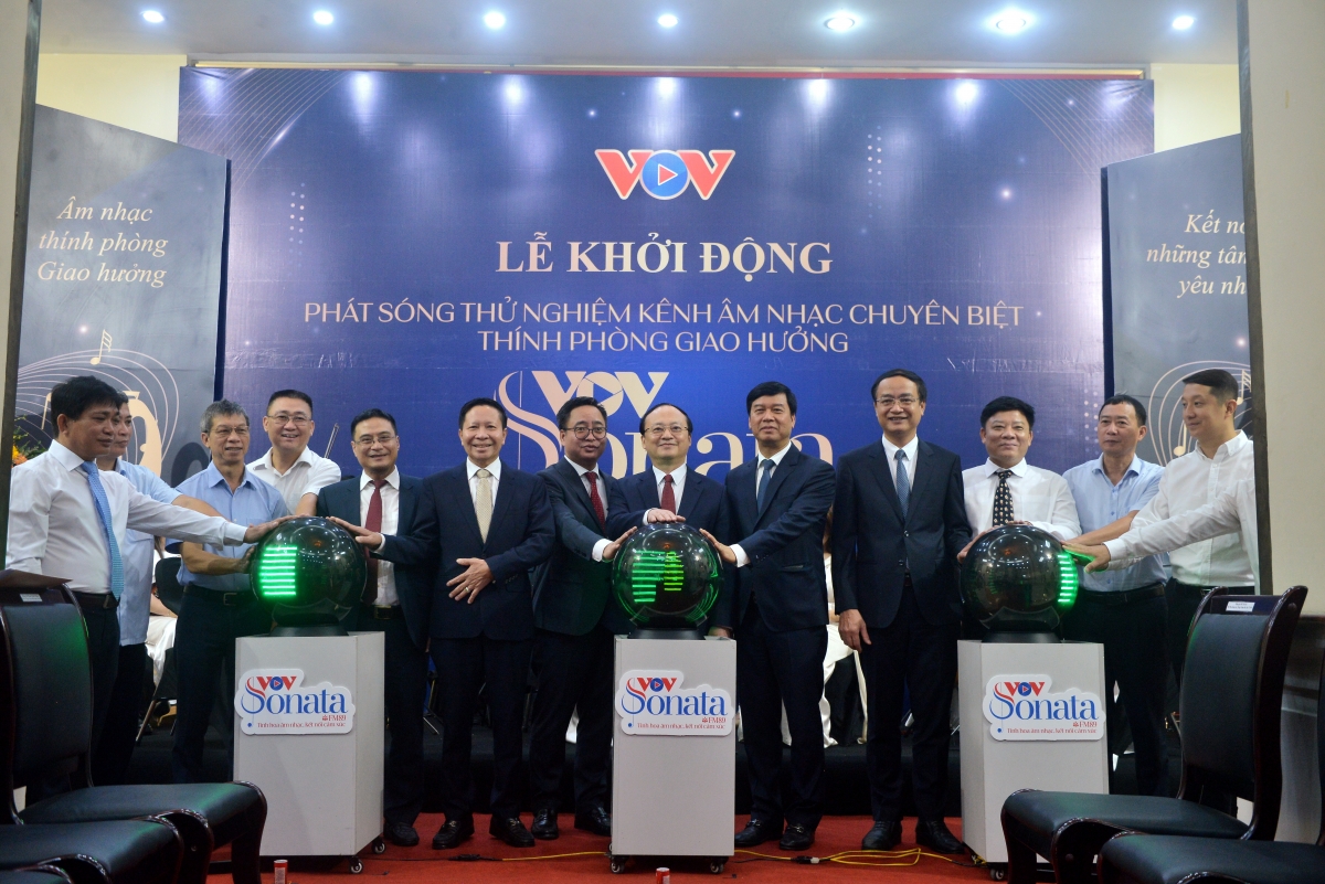 Tổng Giám đốc VOV Đỗ Tiến Sỹ cùng các Phó Tổng Giám đốc: Phạm Mạnh Hùng, Ngô Minh Hiển, Vũ Hải Quang; Phó Bí thư chuyên trách Đảng ủy VOV Nguyễn Văn Chí và lãnh đạo các đơn vị tham gia xây dựng kênh thực hiện nghi thức bấm nút khởi động VOV Sonata - FM89. - Ảnh: Đức Anh/VOV5