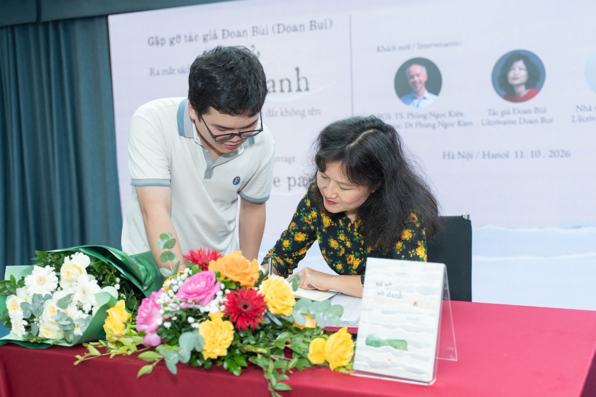Nhà văn Đoan Bùi và độc giả trong buổi ra mắt sách tại Hà Nội - Ảnh: NXB Kim Đồng.