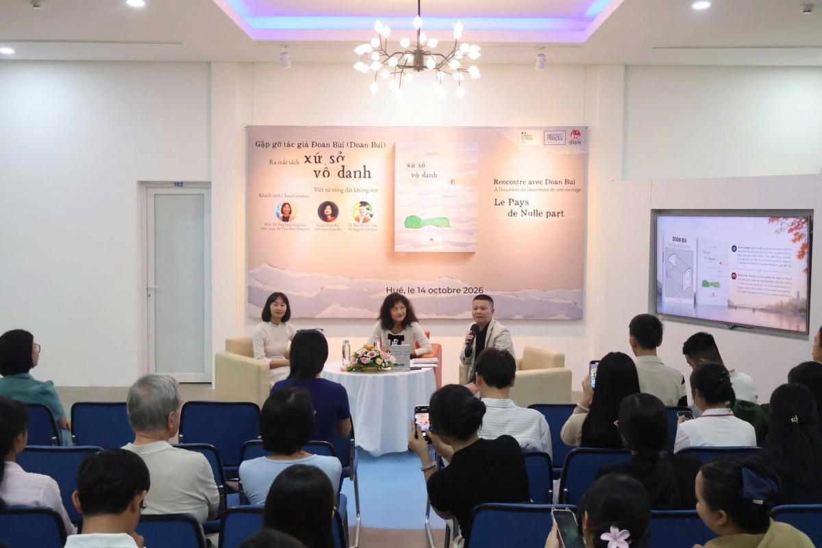 Tác giả Đoan Bùi trong buổi ra mắt Xứ sở vô danh tại Viện Pháp - Huế. - Ảnh: Phùng Hà
