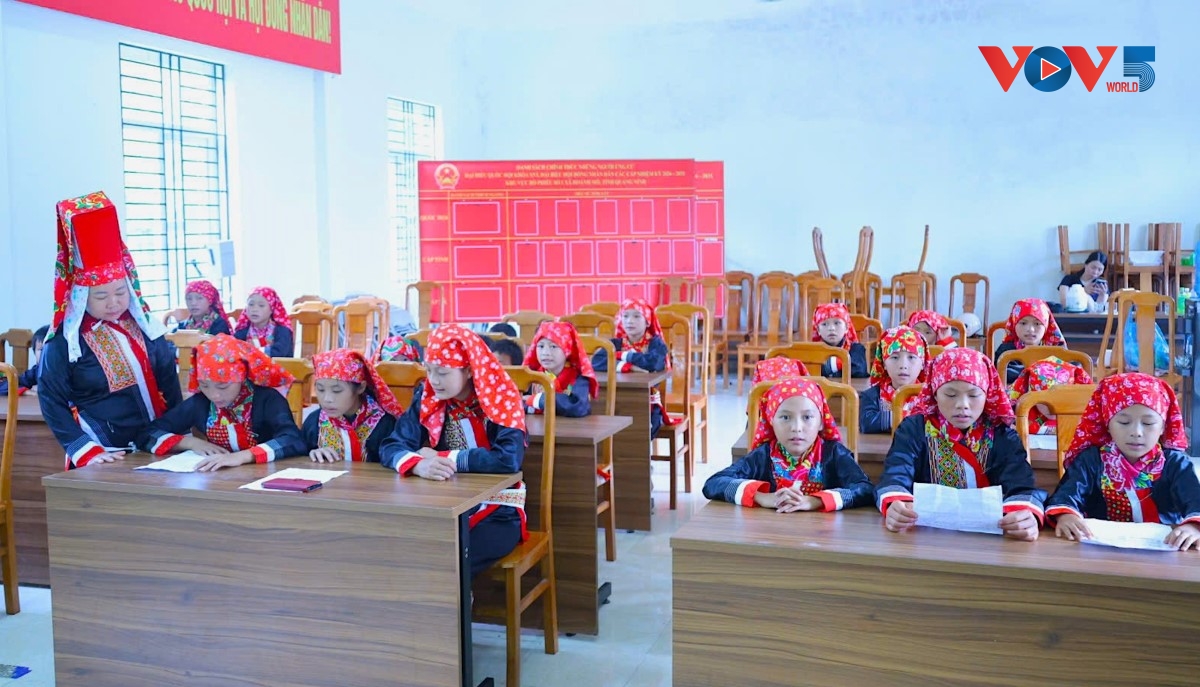 暑假跟着广宁省瑶族少儿学传统刺绣和唱民歌