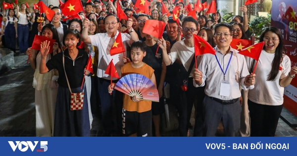 在独立宫“穿越时空”聆听胡志明主席宣读《独立宣言》