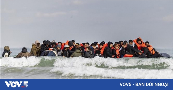 12 people die after boat carrying migrants sinks in English Channel ...