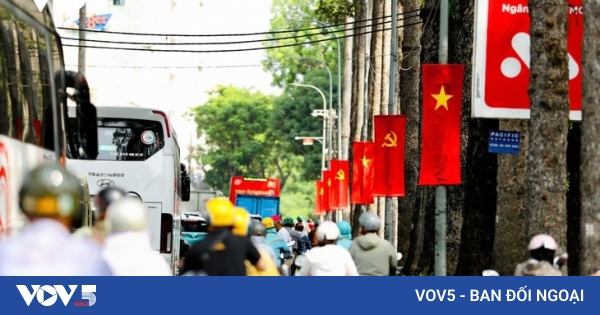 Ho Chi Minh City glows with flags and flowers to celebrate 50th ...