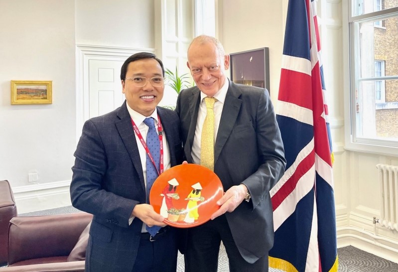 Staatsekretär des brittischen Handelsministeriums und vietnamesicher Botschafter in Großbritanien diskutiert Handels