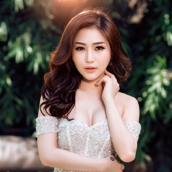 Lagu-Lagu yang Mengangkat Nama Penyanyi Huong Tram