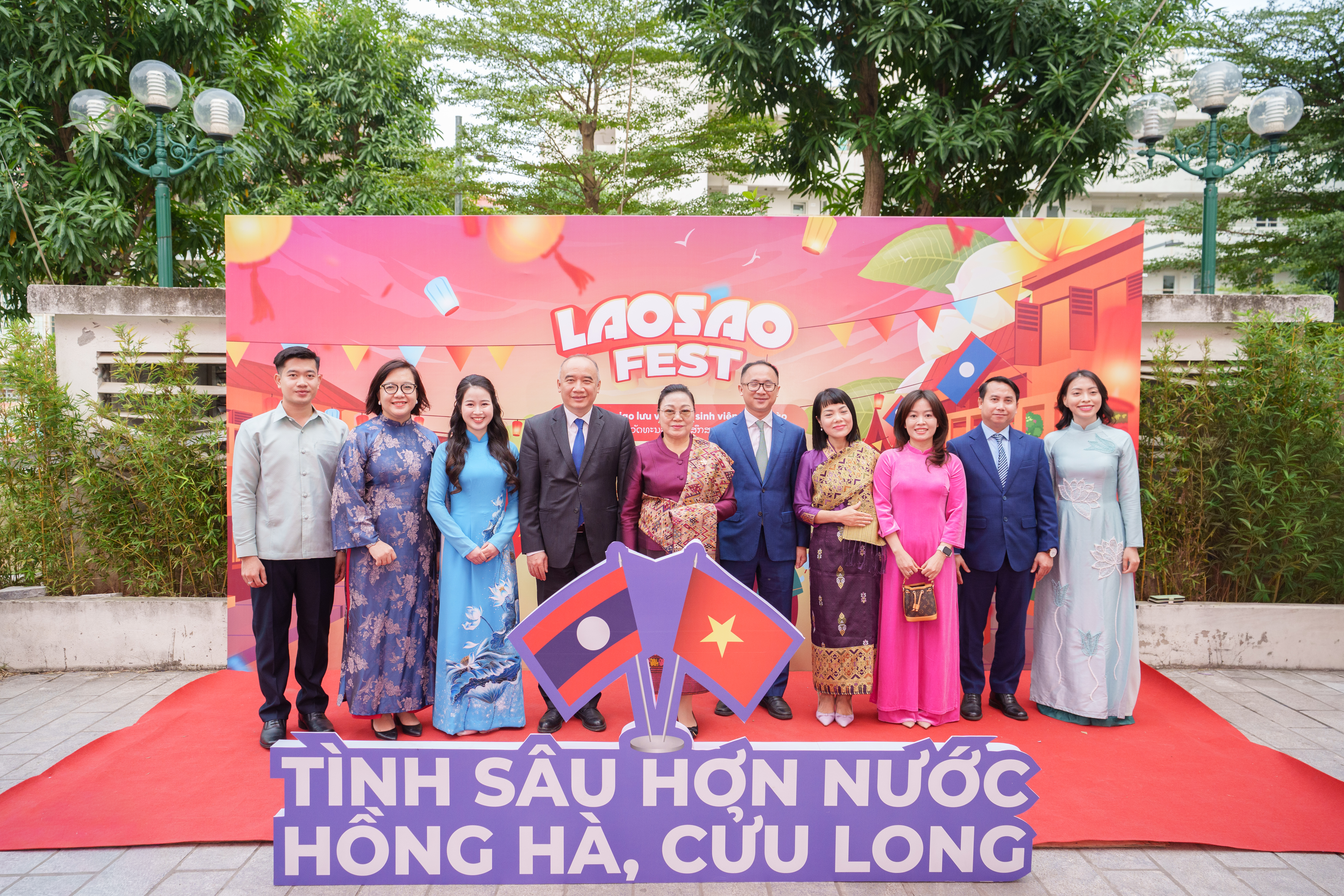 Mahasiswa Diplomasi Vietnam dan Laos Menyelenggarakan Pesta Pertukaran Budaya yang Kental dengan Persahabatan di Jantung Kota Hanoi