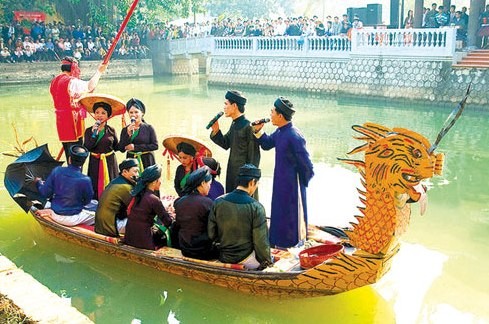 Memperkenalkan Kesenian Canting dengan Lilin Madu dari Warga Etnis Mong