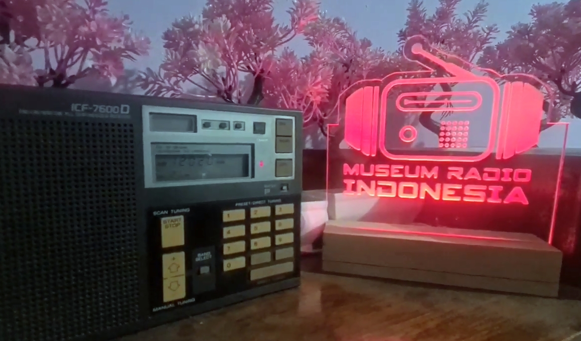 Mengiktisarkan Surat Pendengar dan Memperkenalkan Museum Radio Indonesia