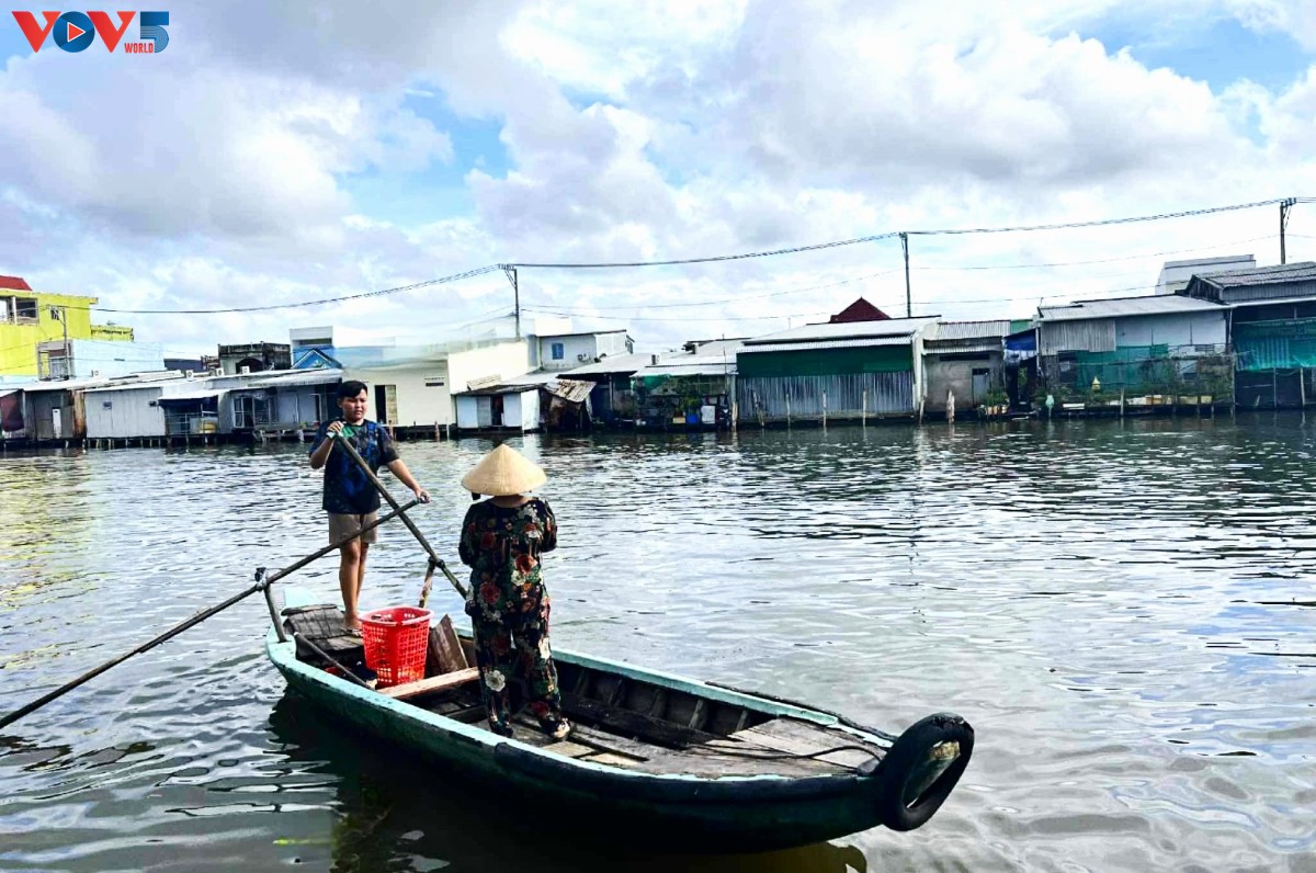 Jalanan bergema dengan suara panggilan perahu.
