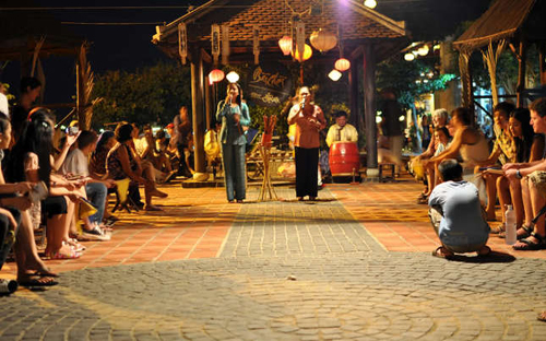 ບໍລິເວນສະແດງຂັບບ່າຍຈ່ອຍຢູ່ ໂຫ້ຍອານ