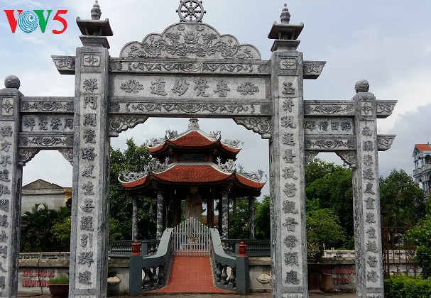 ແກງແຮວກ - ໝູ່ບ້ານທີ່ມີປະລິຍາເອກສອງຄົນ