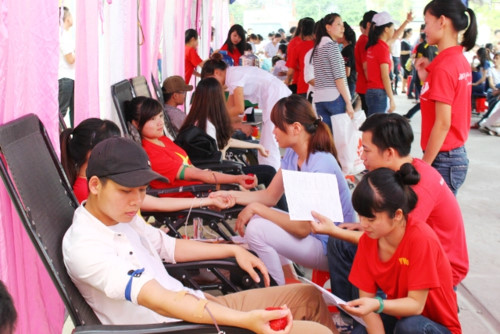 ບັນ­ດາ​ຜູ້​ບໍ​ລິຈາກ​ເລືອດ​ເພື່ອ​ກອບ​ກູ້​ເອົາ​ຊີ­ວິດ​ມະ­ນຸດ