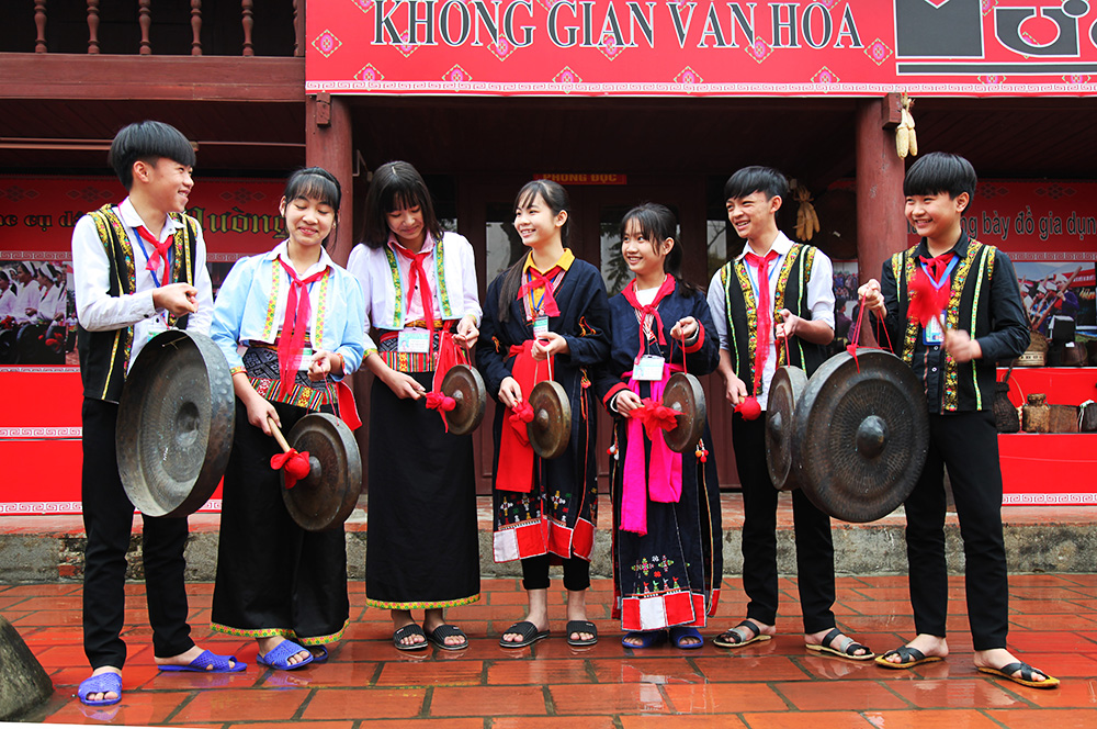 ເມືອງແທງເຊີນ ແຂວງ ຟູທໍ້ ອະນຸລັກຮັກສາວັດທະນະທຳເຜົ່າເມື່ອງຈາກໂຮງຮຽນ