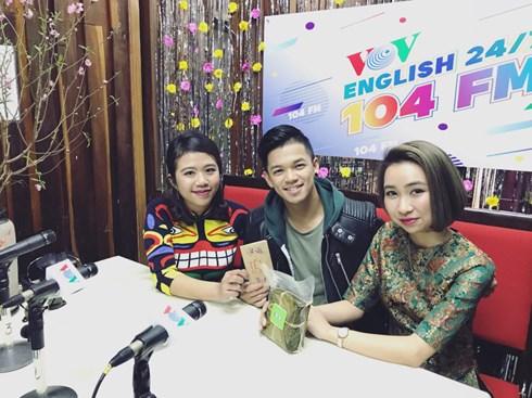 ​ຊ່ອງ​ວິ​ທະ​ຍຸ​ພາ​ສາ​ອັງ​ກິດ FM 24/7 ສຳ​ລັບ​ປະ​ຊາ​ຄົມ​ຊາວຕ່າງ​ປະ​ເທດ ຢູ່​ພາກ​ໃຕ້ ແລະ ນະ​ຄອນ ຮ້າ​ລອງ