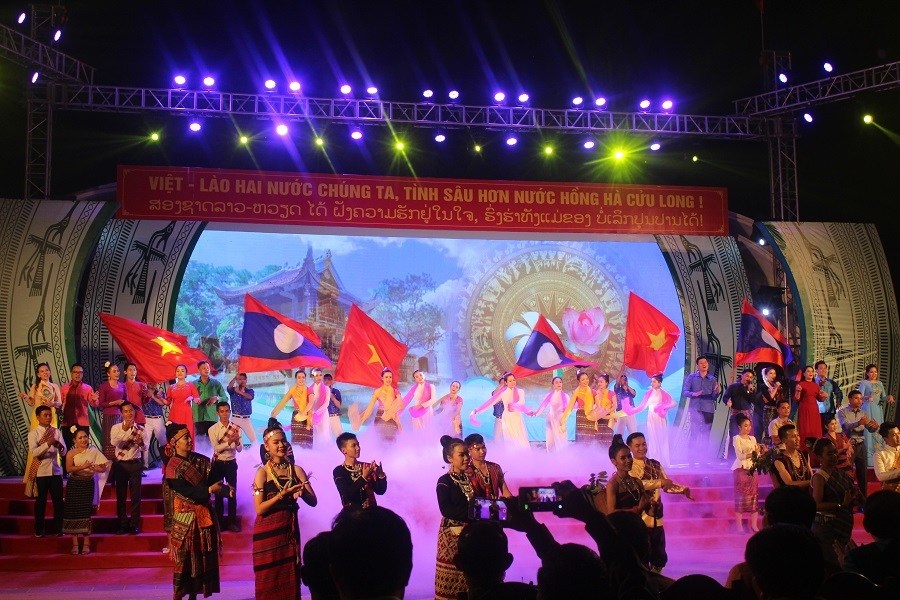 ນໍ້າໃຈອັນບໍລິສຸດຜຸດຜ່ອງ ສອງຊາດຫວຽດນາມ - ລາວ