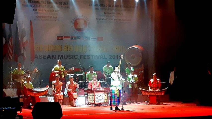 ກອງ​ສິລະ​ປະກອນລາວ ​ເພີ່ມ​ທະວີ​ການພົວພັນ​​ແລກປ່ຽນ ຖອດ​ຖອນ​ບົດຮຽນ ຢູ່​ງານ​ມະ​ໂຫລານ​ດົນຕີ ອາຊຽນ