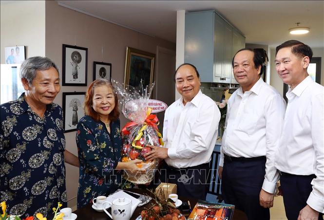 ນາ​ຍົກ​ລັດ​ຖະ​ມົ​ນ​ຕີ ຫງວຽນ​ຊວນ​ຟຸກ​ລົງ​ຢ້ຽມ​ຢາມ, ອ​ວນ​ພອນ​ບັນ​ດາ​ນັກ​ຂ່າວ​ອາວ​ຸ​ໂສ​ຢູ່​ນະ​ຄອນ​ ​ໂຮ່​ຈີ​ມິນ