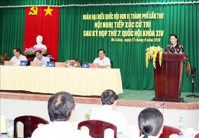 ທ່ານ​ນາງ​ປະ​ທານ​ສະ​ພາ​ແຫ່ງ​ຊາດ ຫງວຽນ​ທິ​ກິມ​ເງິນ​ລົງ​ພົບ​ປະ​ກັ​ບ​ຜູ້​ມີ​ສິດ​ເລືອກ​ຕັ້ງ​ເມືອງ ຟອງ​ດ່ຽນ, ນະ​ຄອນ​ເກິ່ນ​ເທີ