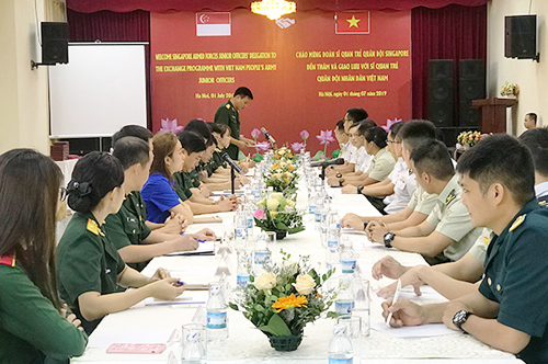 ແລກ​ປ່​ຽນ​ບົດ​ຮຽ​ນ​ລະ​ຫວ່າງ​ນາ​ຍທ​ະ​ຫານ​ໜຸ່ມຫວຽດ​ນາມ - ສິງ​ກະ​ໂປ