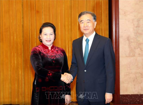 ປະ​ທານ​ສະ​ພາ​ແຫ່ງ​ຊາດ ຫງວຽນ​ທິ​ກິມ​ເງິນ ໄດ້​ພົບ​ປະ​ເຈ​ລະ​ຈາ​ກັບ​ທ່ານ​ປະ​ທານ ສະ​ພາ​ປຶ​ກ​ສາ​ການ​ເມືອງ​ປະ​ຊາ​ຊົນ​ແຫ່ງ​ຊາດ ຈີນ