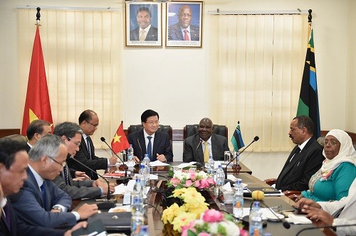 ທ່ານຮອງນາຍົກລັດຖະມົນຕີ ຈິ້ງດິ່ງຢຸງ ໄປຢ້ຽມຢາມ ແລະ ເຮັດວຽກຢູ່ສາທາລະນະລັດ ເອກະພາບ ຕັງຊານີ