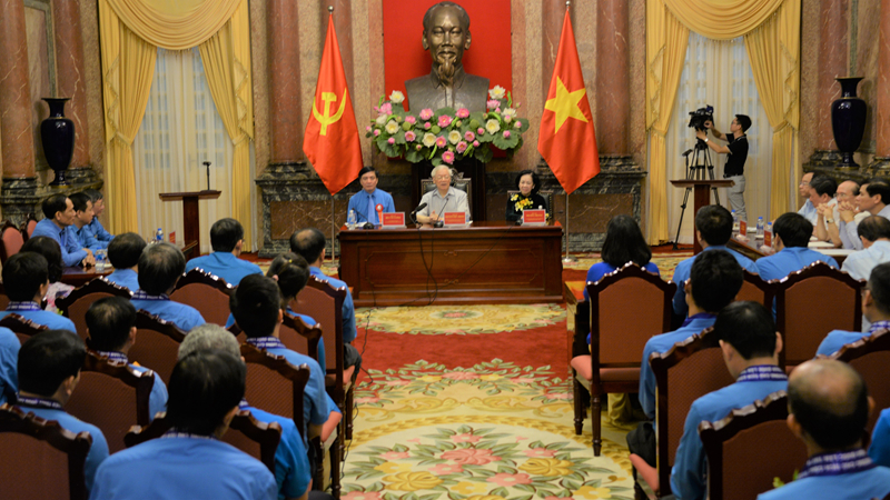 ທ່ານ​ເລ​ຂາ​ທິ​ການ​ໃຫ່​ຍ, ປະ​ທານ​ປະ​ເທດ​ຫງວຽນ​ຝູ​ຈ້ອງ ພົບ​ປະ​ກັບ​ຄະ​ນະ​ຜູ້​ແທນ​ປະ​ທານ​ກຳ​ມະ​ບານ​ຮາກ​ຖານ​ດີ​ເດັ່ນ