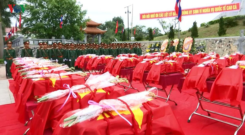 ແຂວງ ເງະອານ ຈັດພິທີສວດມົນພາວະນາຢູ່ ສຸສານນັກຮົບເສຍສະຫຼະຊີວິດເພື່ອຊາດ ຫວຽດນາມ - ລາວ