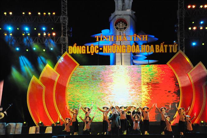 ລາຍການສະແດງສິລະປະ “ດົ່ງລົກ - ດອກໄມ້ອໍາມະຕະ”