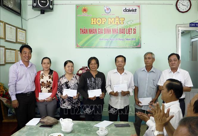 ການເຄື່ອນໄຫວຕ່າງໆເພື່ອສະແດງຄວາມຮູ້ບຸນຄຸນຕໍ່ບັນດາຄອບຄົວປະຕິວັດ