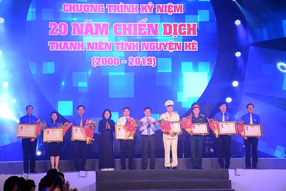 ພິ​ທີ​ສະ​ເຫຼີມ​ສະຫຼອງ 20 ປີ​ແຫ່ງບັ້ນ​​ຊາວ​ໜຸ່ມ​ອາ​ສາ​ສະ​ໝັກ