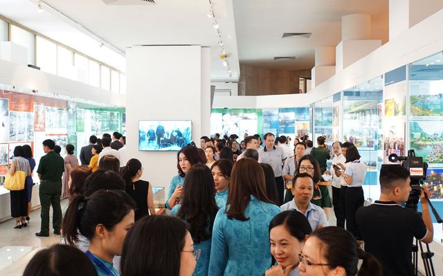 ໄຂງານວາງສະແດງຫົວເລື່ອງ “ ການເດີນທາງມຸ່ງໄປສູ່ຄວາມໃຝ່ຝັນ - 50 ປີແຫ່ງການປະຕິບັດຄຳພິໄນກຳຂອງປະທານໂຮ່ຈິມິນ ”