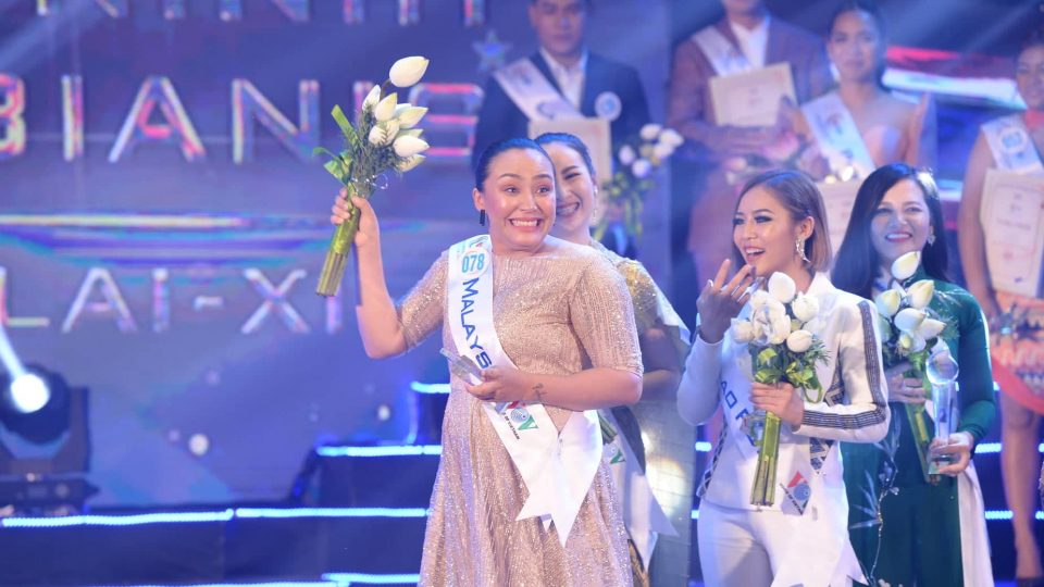 ນັກ​ຮ້ອງ Rosario Ninih Bianis ​ຜູ້​ໄດ້​ຮັບ​ລາງວັນ​ຊະ​ນະ​ເລີດ​ໃນ​ງານ​ປະ​ກວດ​ສຽງ​ເພງ​ອາ​ຊຽນ + 3 ​ຄວາມ​ເອກ​ອ້າງ​ທະ​ນົງ​ໃຈ​ຂອ​ງ​ Sabahan, ​ມາ​ເລ​ເຊຍ