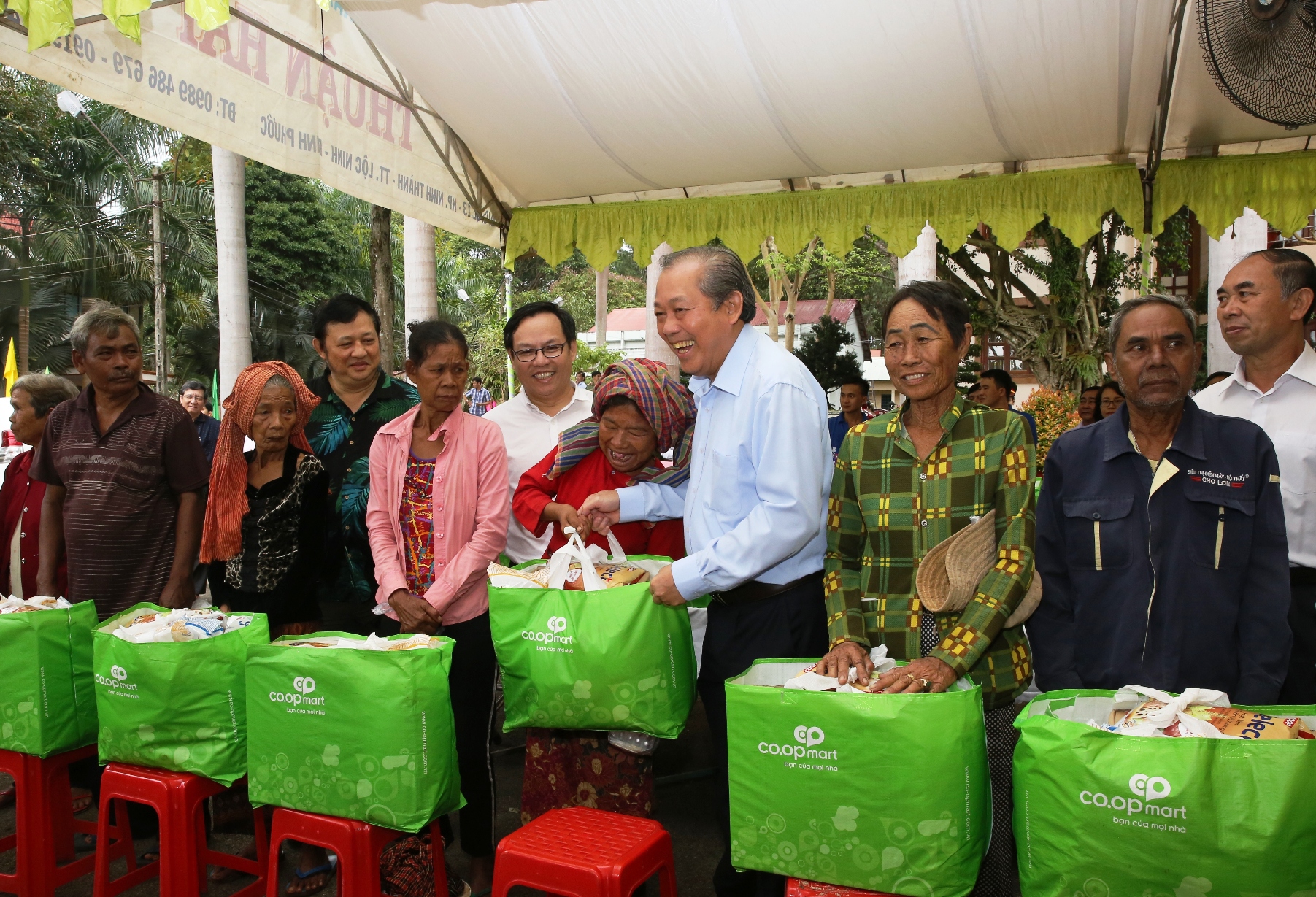 ທ່ານຮອງນາຍົກລັດຖະມົນຕີ ເຈືອງຮວ່າບິ່ງ ລົງຢ້ຽມຢາມພໍ່ແມ່ປະຊາຊົນບັນດາເຜົ່າສ່ວນໜ້ອຍ, ຄອບຄົວເປົ້າໝາຍນະໂຍບາຍຢູ່ແຂວງບິ່ງເຟຶອກ