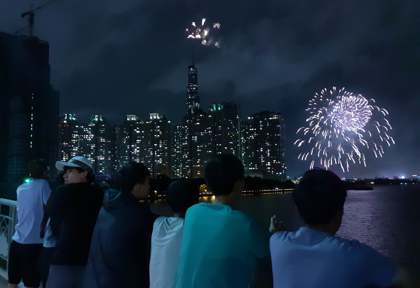 ປະຊາຊົນຫວຽດນາມທັງຢູ່ພາຍໃນ ແລະ ຕ່າງປະເທດ ຈັດຕັ້ງການເຄື່ຶອນໄຫວຫຼາຍຢ່າງເພື່ອສະເຫຼີມສະຫຼອງ ວັນຊາດຫວຽດນາມ ແລະ ອາໄລຫາປະທານໂຮ່ຈີມິນ