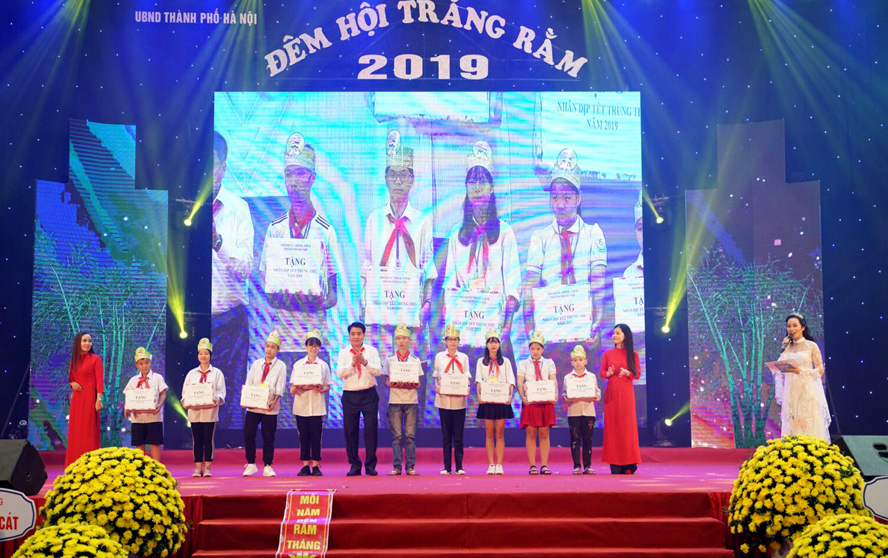 ເບິ່ງ​ແຍງ​ດູ​ແລ​ໃຫ້​ເດັກ​ນ້ອຍ​ທີ່​ປະ​ສົບ​ກັບ​ຄວາມ​ຫຍຸ້ງ​ຍາກ​ເນື່ອງ​ໃນ​ໂອ​ກາດ​ວັນ​ບຸນ​ໄຫວ້​ພະ​ຈັນ (ວັນ​ເພັງ​ເດືອນ​ແປດ)